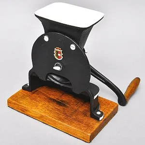 Большая Антикварная Чугунная Ручная Механическая Мельница №4, SALZBURG Австрия начало ХХ века.