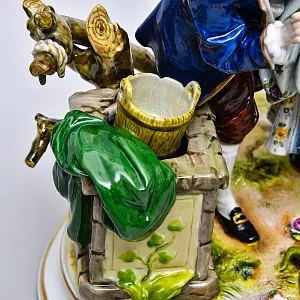 Антикварная Фарфоровая статуэтка «Влюбленная пара. Прятки у колодца», VOLKSTEDTER Германия.