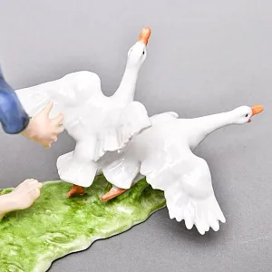 Коллекционная Фарфоровая статуэтка «Ловец гусей. Мальчик и гуси», KAISER Германия, 1979 - 1990 годы. 