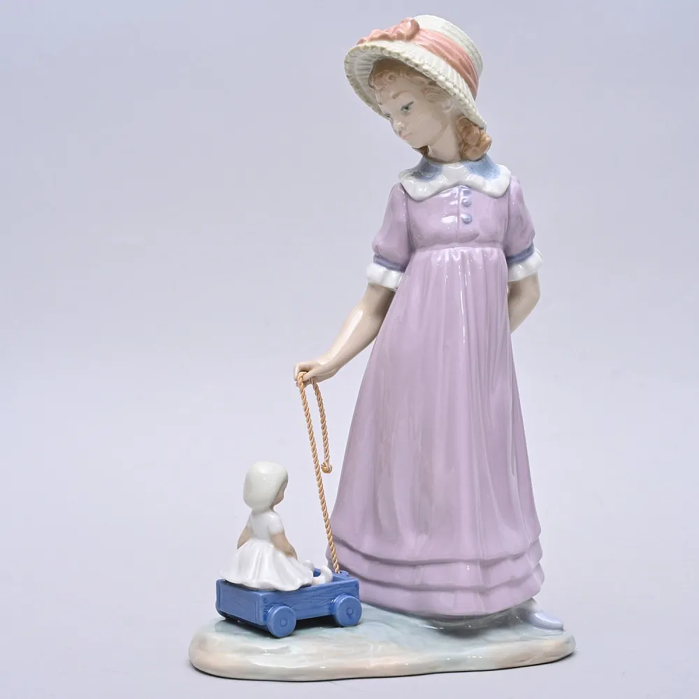 Коллекционная Фарфоровая статуэтка «Девочка с куклой», Lladro Испания, 1978 год.