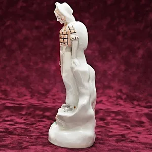 Фарфоровая Статуэтка «Девушка геолог» Барановский ФЗ - CCCР 50 -е годы ХХ века.