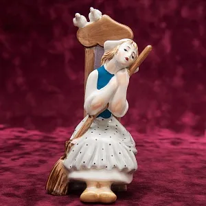 Фарфоровая Статуэтка «Золушка» , Киевский ФЗ - 90 -е годы ХХ века.