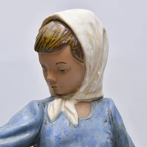 Коллекционная Фарфоровая статуэтка «Девочка с двумя корзинками», NAO by Lladro серия Грес, Испания.