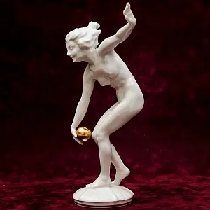 Фарфоровая Статуэтка «Девушка с мячом», Hutschenreuther,  Германия - 1955-1968 годы.