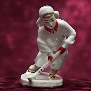 Коллекционная Фарфоровая статуэтка «Юный хоккеист», ЛЗФИ СССР, 1956 - 1967 годы. 