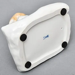 Коллекционная Фарфоровая статуэтка «Дети Хеншеля. Ребёнок, сидящий на подушке», Meissen Германия. 