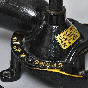 Старинная Чугунная Ручная Механическая Мельница - Кофемолка, Англия начало ХХ века.