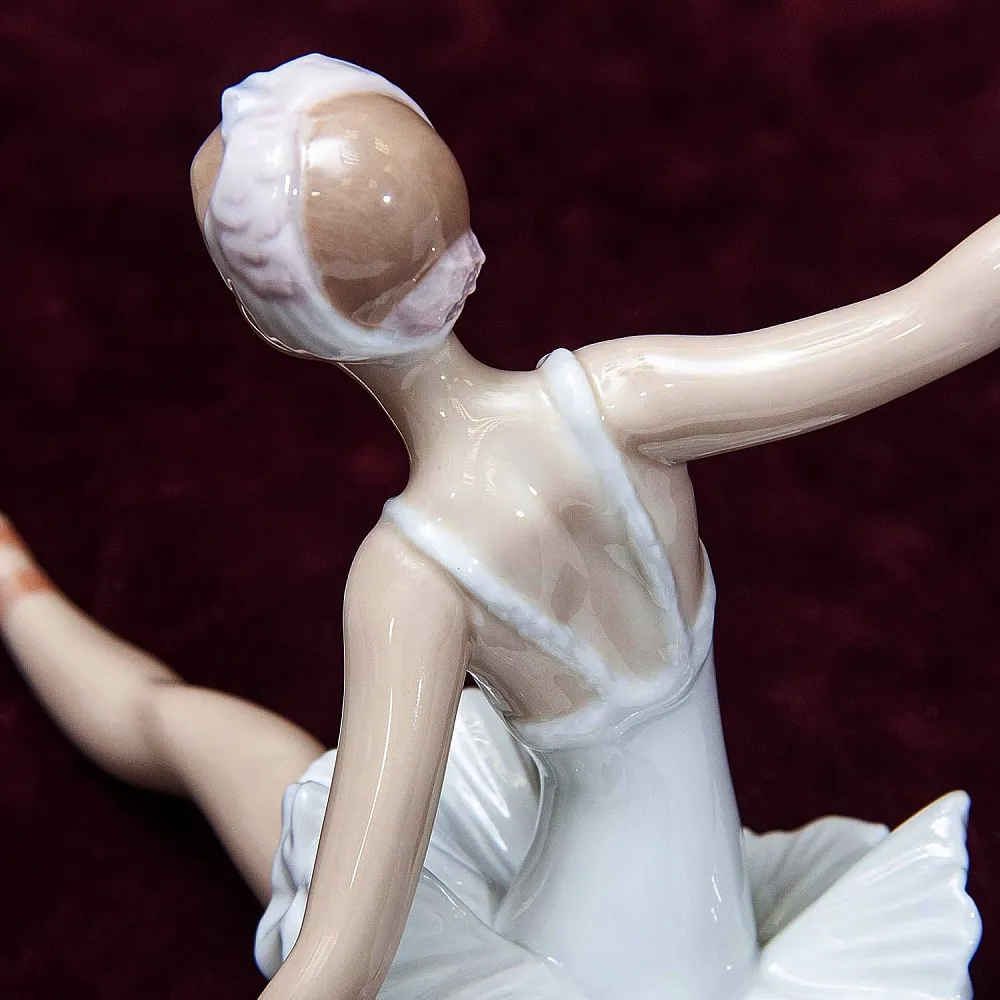 Коллекционная Фарфоровая статуэтка «Балерина - Лебединое озеро» Lladro, Испания.