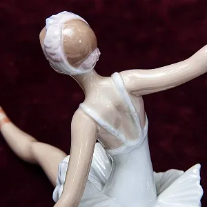 Коллекционная Фарфоровая статуэтка «Балерина - Лебединое озеро» Lladro, Испания.