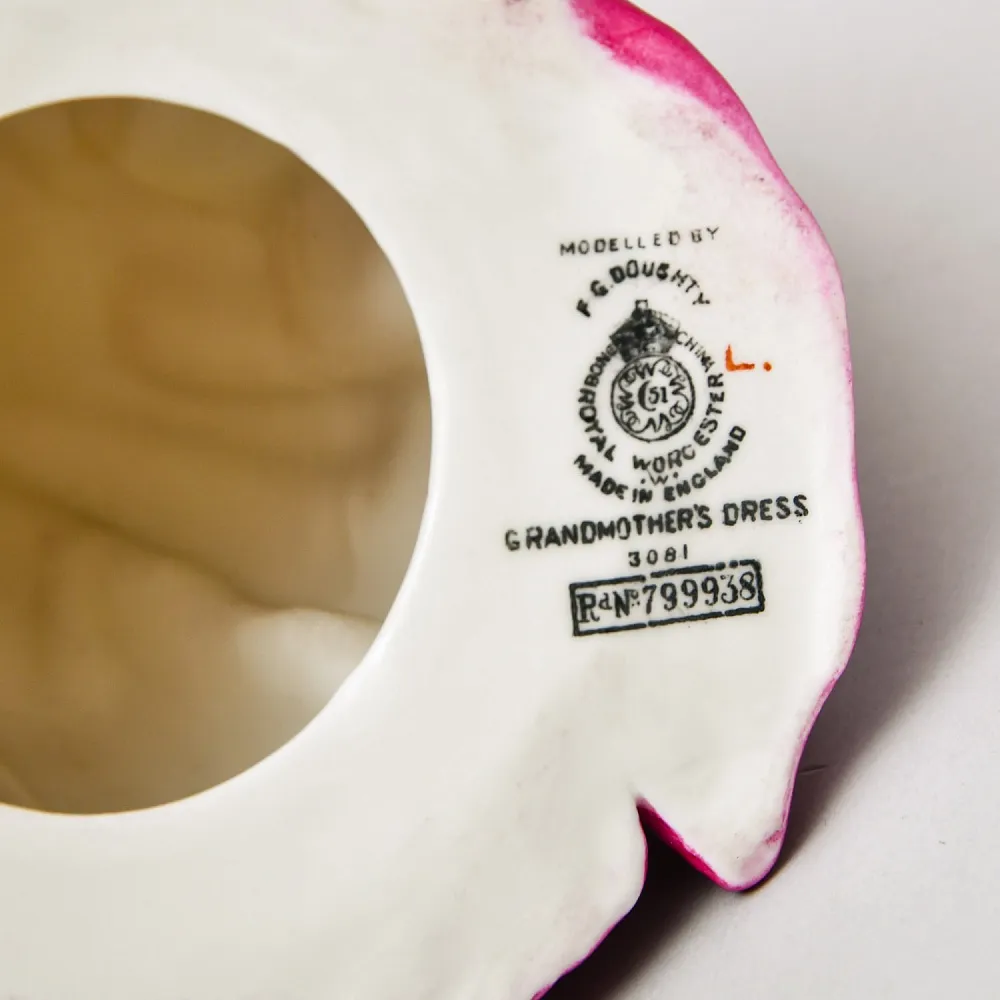 Коллекционная Фарфоровая статуэтка «Бабушкино платье», Royal Worcester Англия.