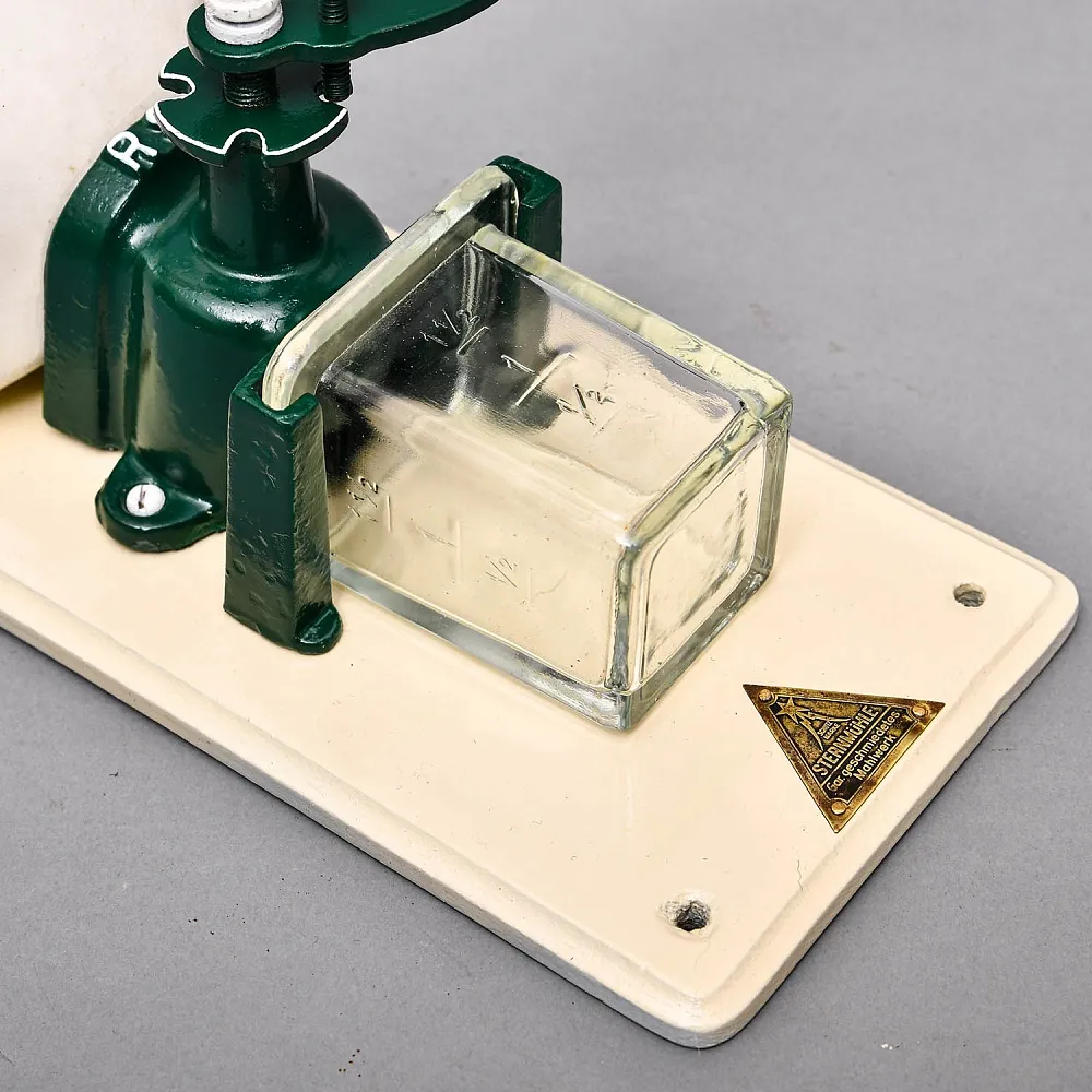 Старинная Настенная Ручная Механическая Кофемолка «Виноградная Гроздь», Голландия.