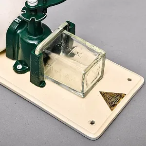 Старинная Настенная Ручная Механическая Кофемолка «Виноградная Гроздь», Голландия.