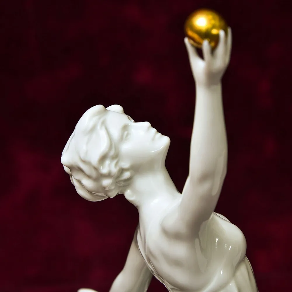 Коллекционная Фарфоровая Статуэтка «Девушка с золотым шаром», GOEBEL Германия - 1979 год.