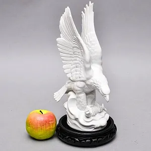 Коллекционная Фарфоровая Статуэтка «Птица. Орел с рыбой», Unterweisbach Германия, 1958 - 1976 годы. 
