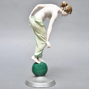 Антикварная Фарфоровая статуэтка «Обнаженная девушка на шаре», Rosenthal Германия - 1935 год. 