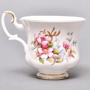 Коллекционная Фарфоровая Кофейная пара «Сладкий шиповник», ROYAL ALBERT Англия.