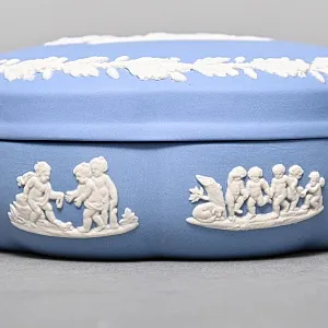 Шкатулка - Бонбоньерка «Колесница», фарфор ВЕДЖВУД / WEDGWOOD, Англия, вторая половина ХХ века.