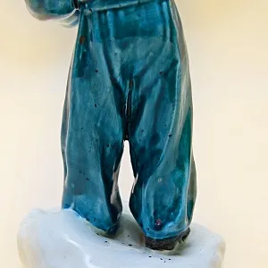 Коллекционная статуэтка «Мальчик со снежком», Фаянс ЗиК Конаково, СССР 50-е годы.