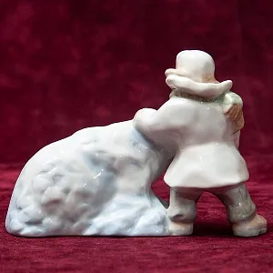 Авторская Коллекционная Фарфоровая Статуэтка «Мальчик и Снежный Медведь», Дулёво Россия.