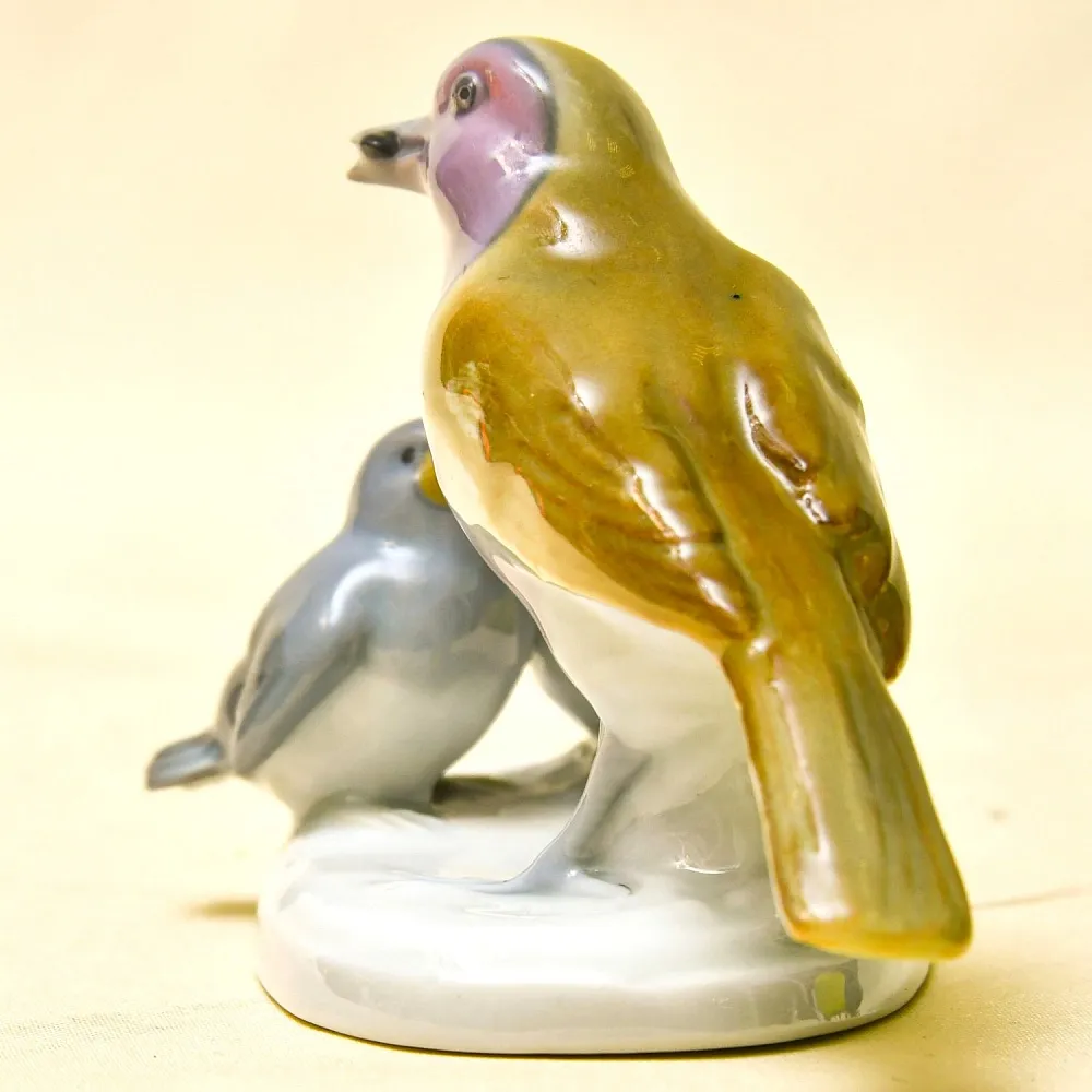 Антикварная Фарфоровая статуэтка «Птица кормит птенцов», Pfeffer Gotta Германия 1882 -1934 год.