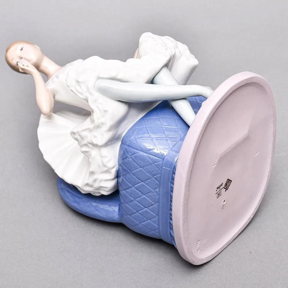 Коллекционная Фарфоровая статуэтка «Балерина в кресле с цветком», Nao by Lladro Испания.