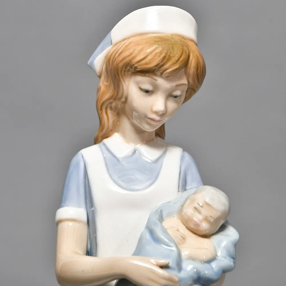 Коллекционная Фарфоровая статуэтка «Медсестра с младенцем», NAO by Lladro Испания.