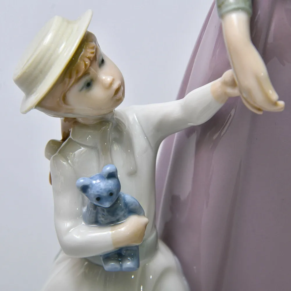 Коллекционная Фарфоровая статуэтка «На прогулке. Дама и девочка», Lladro Испания. 