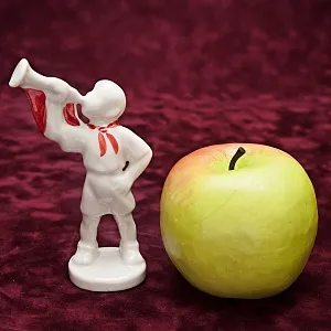 Коллекционная Фарфоровая Статуэтка «Пионер - Горнист», Россия.