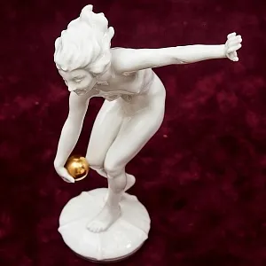 Фарфоровая Статуэтка «Девушка с мячом», Hutschenreuther,  Германия - 1955-1968 годы.
