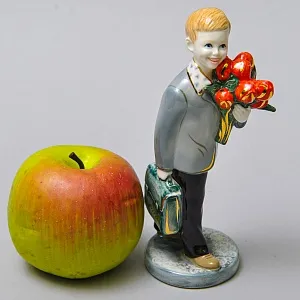 Авторская Коллекционная Фарфоровая Статуэтка «Школьник с букетом тюльпанов», Россия.