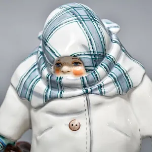 Авторская Коллекционная Фарфоровая Статуэтка «Укутыш - Прогулка с Мишкой», Россия.