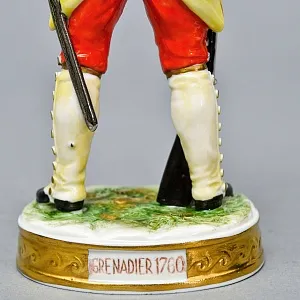 Фарфоровая Cтатуэтка «Солдаты Британской Армии. 27-й пехотный полк», RUDOLF KAMMER Германия. 