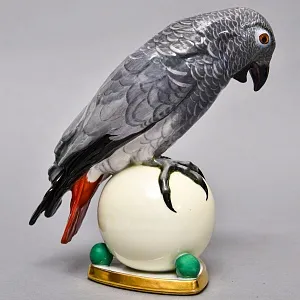 Антикварная Фарфоровая статуэтка «Попугай Жако на шаре», Германия - начало ХХ века.