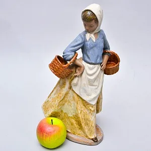 Коллекционная Фарфоровая статуэтка «Девочка с двумя корзинками», NAO by Lladro серия Грес, Испания.