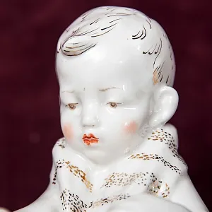 Статуэтка - Фарфоровая Статуэтка «Мальчик с Сандалией» СССР, Песочное -1960 год.