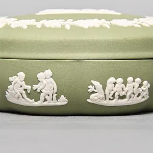 Шкатулка - Бонбоньерка «Античная Греция», фарфор ВЕДЖВУД / WEDGWOOD, Англия, вторая половина ХХ века.