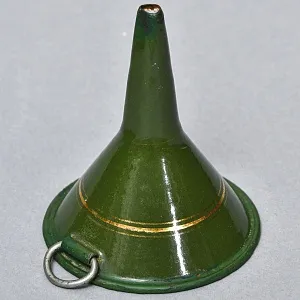 Антикварная Канистра для бензина с воронкой - Эмалированный Бидон на 2 литра, Германия начало ХХ века.