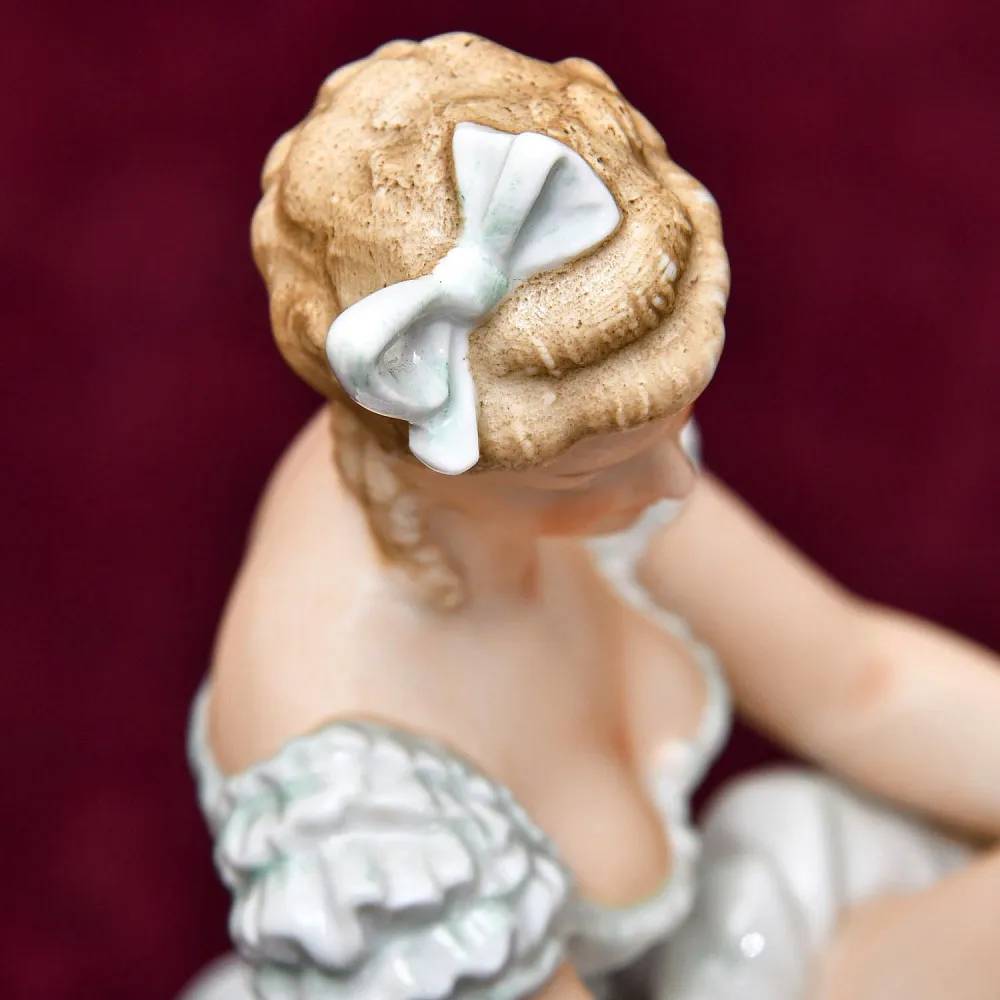 Коллекционная статуэтка «Балерина, завязывающая пуанту», Фарфор WALLENDORF, Германия.