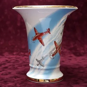 Коллекционная Авторская Ваза «Самолеты» из серии «65 лет Победы», фарфор ИФЗ, Россия. 