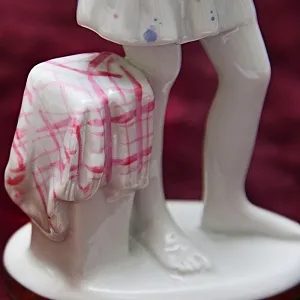 Коллекционная Фарфоровая Статуэтка «Юная помощница», ЛФЗ СССР - 1956 год.