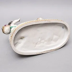  Антикварная статуэтка «Путти с козлом и виноградом», Фарфор Karl Thime Dresden, Германия.