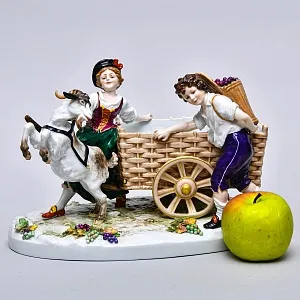 Коллекционная Фарфоровая статуэтка «Сбор винограда», Германия - вторая половина ХХ века. 