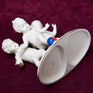 Коллекционная Фарфоровая статуэтка «Путти с мячом», Германия - середина ХХ века. 