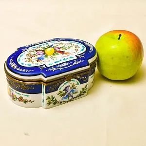 Винтажная Фарфоровая Шкатулка «БУКЕТ С РОЗАМИ», Франция - начало ХХ века.