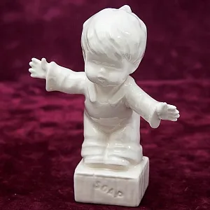 Коллекционная Статуэтка «SOAP» - «МЫЛО» Фарфор, Goebel, Германия, 80 -е годы ХХ века.