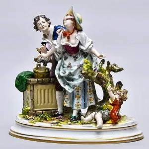 Антикварная Фарфоровая статуэтка «Влюбленная пара. Прятки у колодца», VOLKSTEDTER Германия.