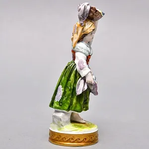 Коллекционная Фарфоровая Статуэтка «Девочка - Торговка рыбой», VOLKSTEDT Германия -50 гг.