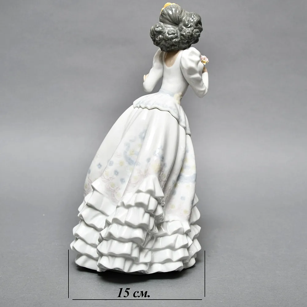 Коллекционная Фарфоровая статуэтка «Девушка в бальном платье», Lladro Испания, 2000 - 2004 годы. 