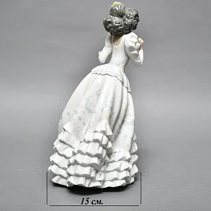 Коллекционная Фарфоровая статуэтка «Девушка в бальном платье», Lladro Испания, 2000 - 2004 годы. 