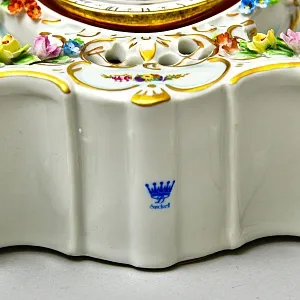 Каминные Кварцевые Часы в стиле Рококо, Фарфор SANDIZELL, Германия 80-е годы ХХ века.